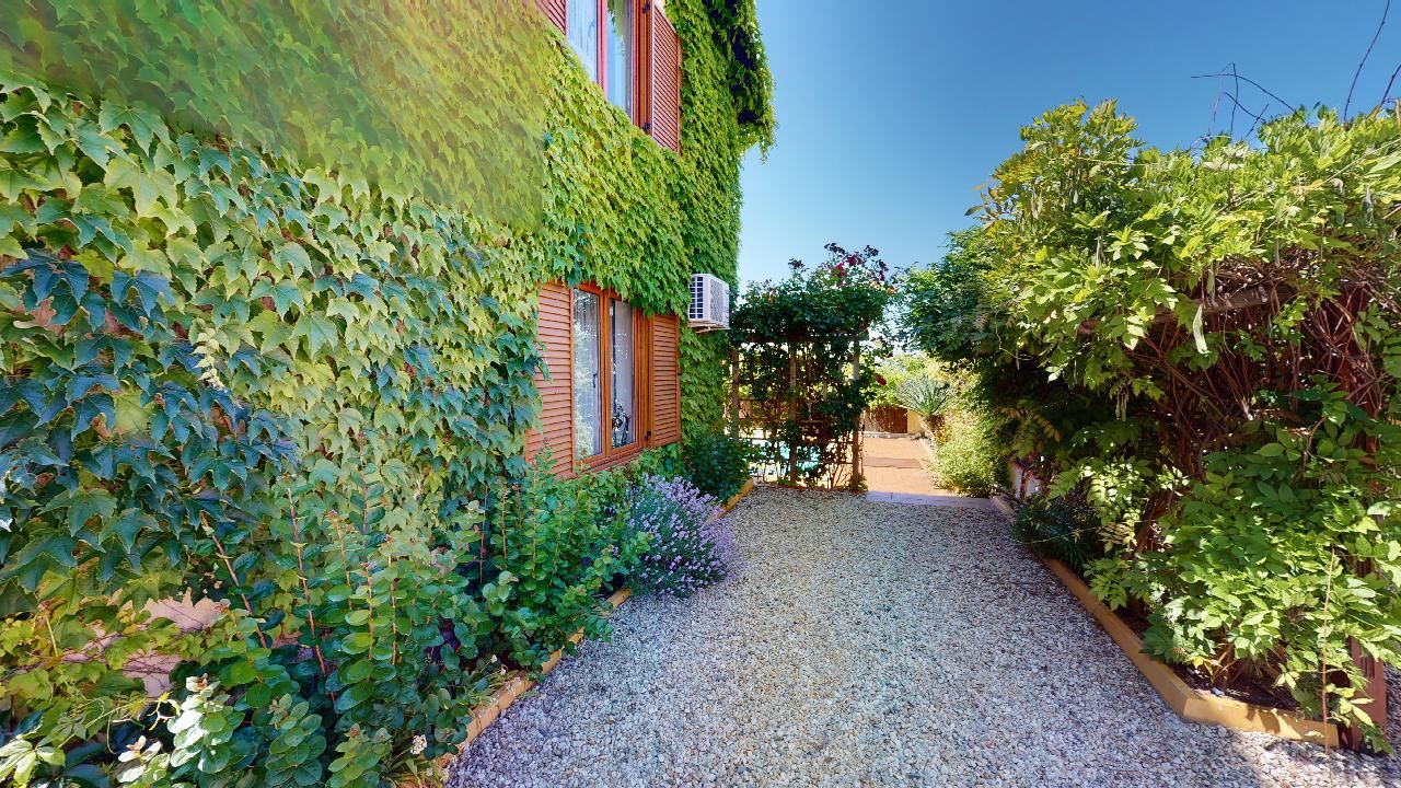 Třípatrový dům s bazénem a panoramatickým výhledem – jen 3 km od Sunny Beach