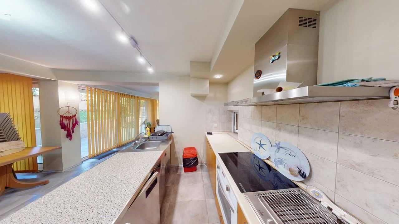 Panoramatický čtyřpatrový dům se 8 ložnicemi a výhledem na moře v letovisku Slunečný břeh – bez poplatku za údržbu