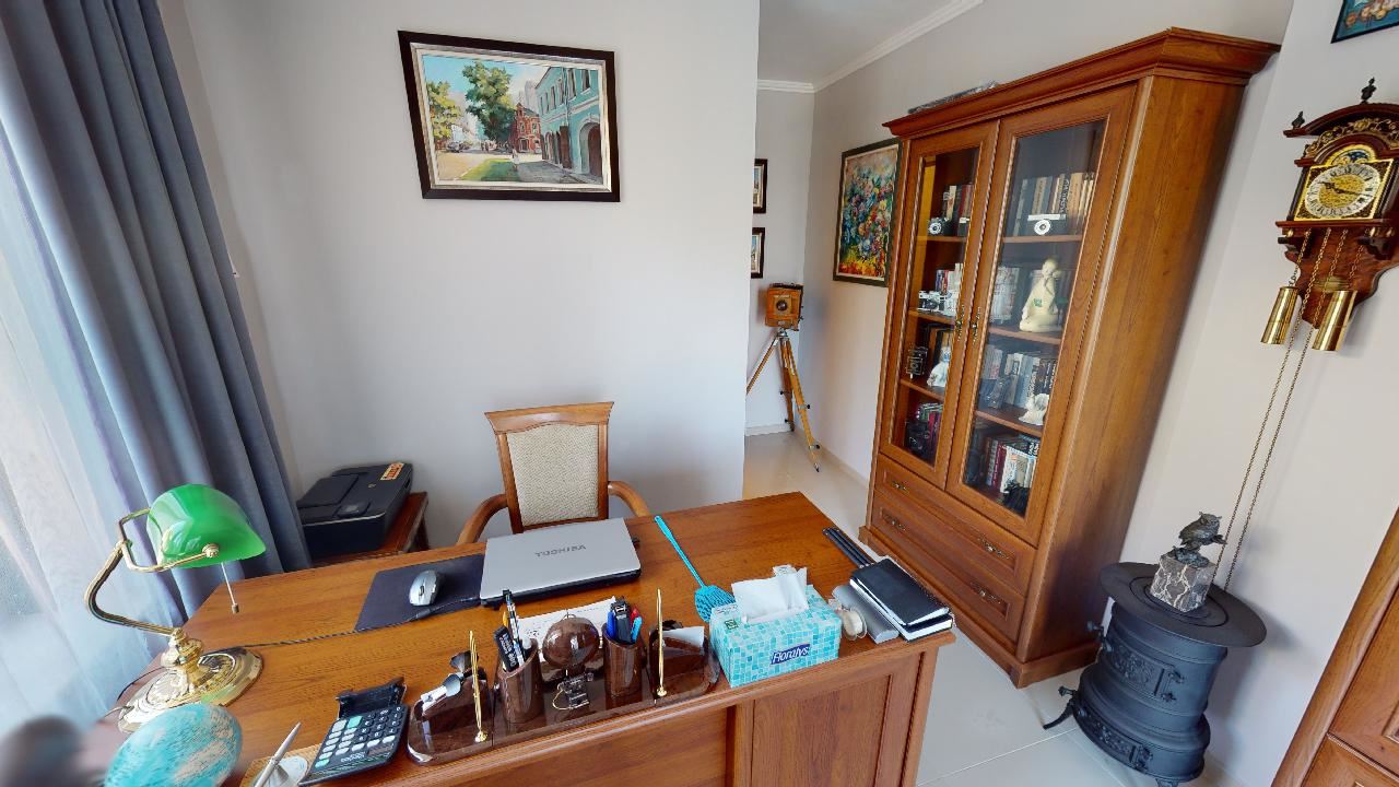 Třípatrový dům s bazénem a panoramatickým výhledem – jen 3 km od Sunny Beach