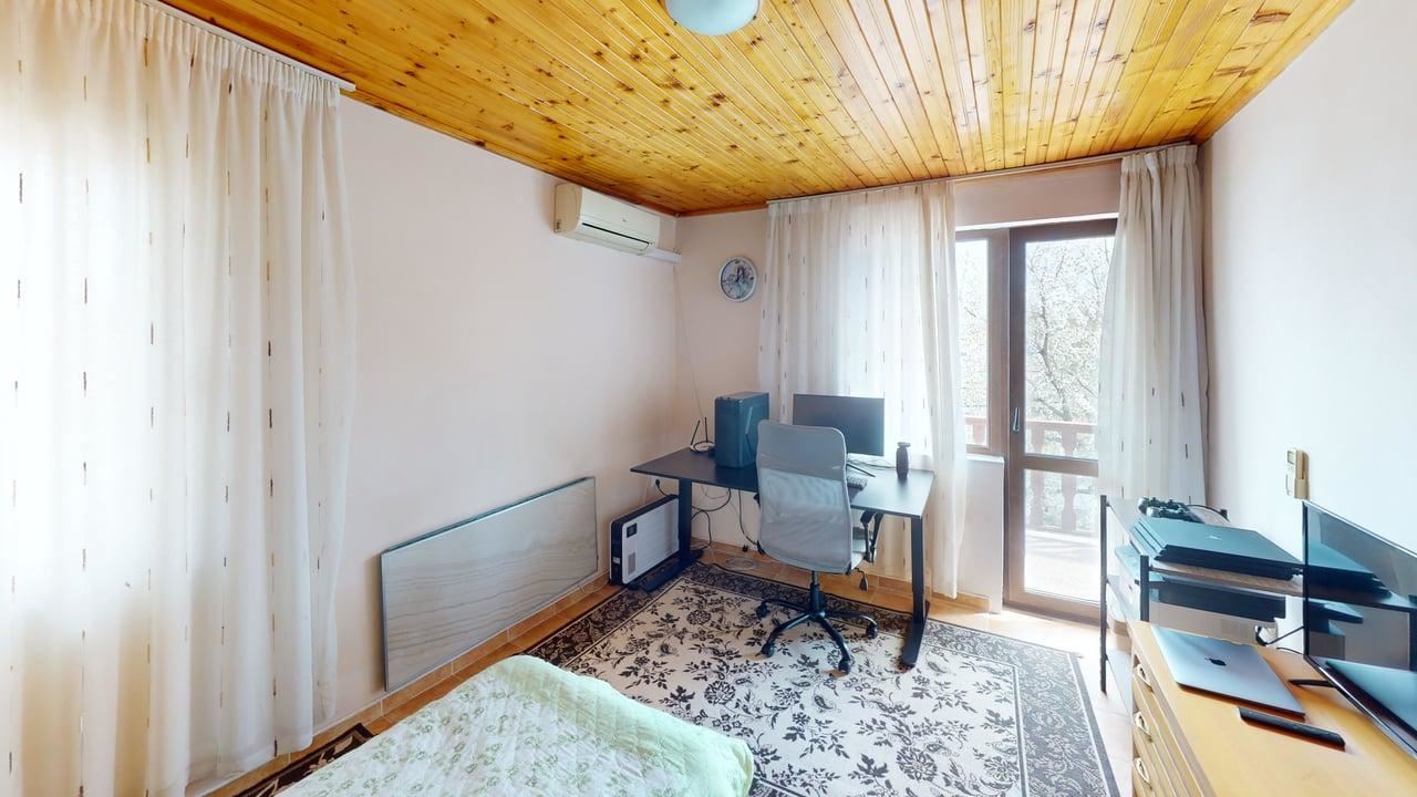 Dvoupodlažní dům ve vesnici Poroj – klid, prostor a pohodlí u moře