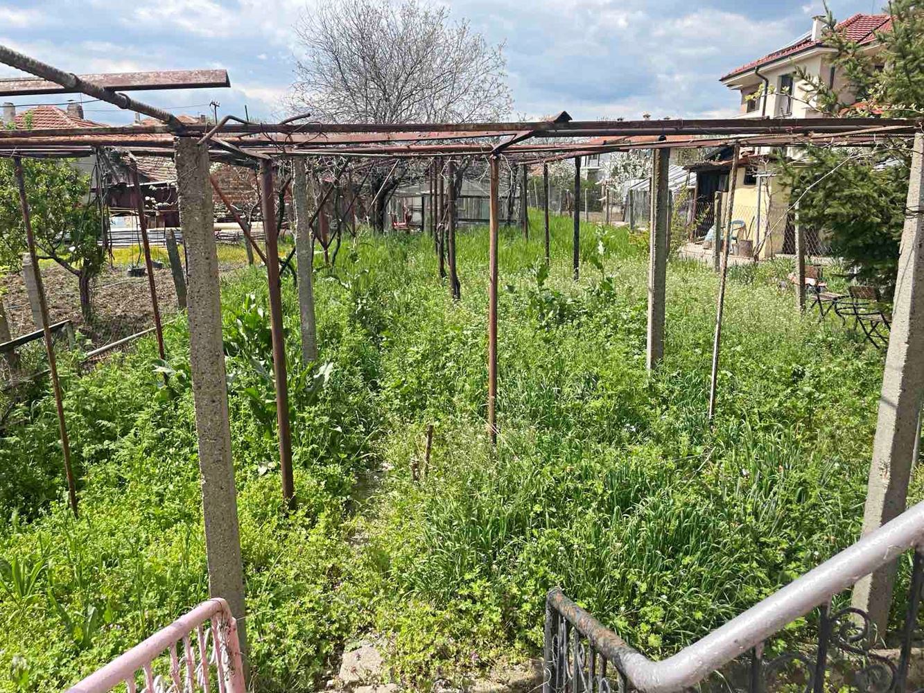 Samostatná část domu se zahradou v Burgasu – Banevo, prostornost, funkčnost a skvělá lokalita u minerálních lázní