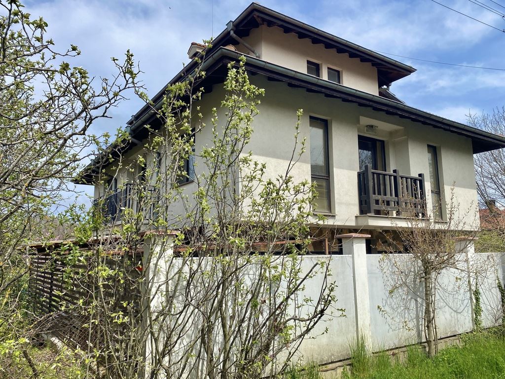 Dům s připraveným podnikáním v Primorsku – úspěšný rodinný hotel nebo útulný dům u moře s prokázaným příjmem