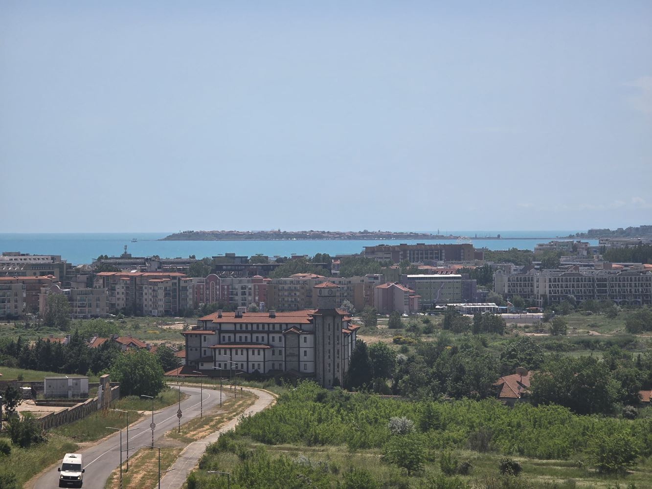 Luxusní prostorný dům s panoramatickými terasami a vlastní zahradou v moderním komplexu u moře