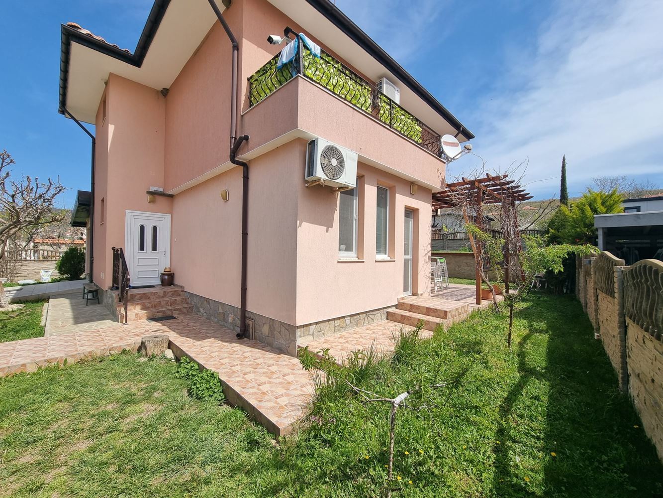 Krásný dvoupodlažní dům se zahradou, garáží a moderním vytápěním v Košarici