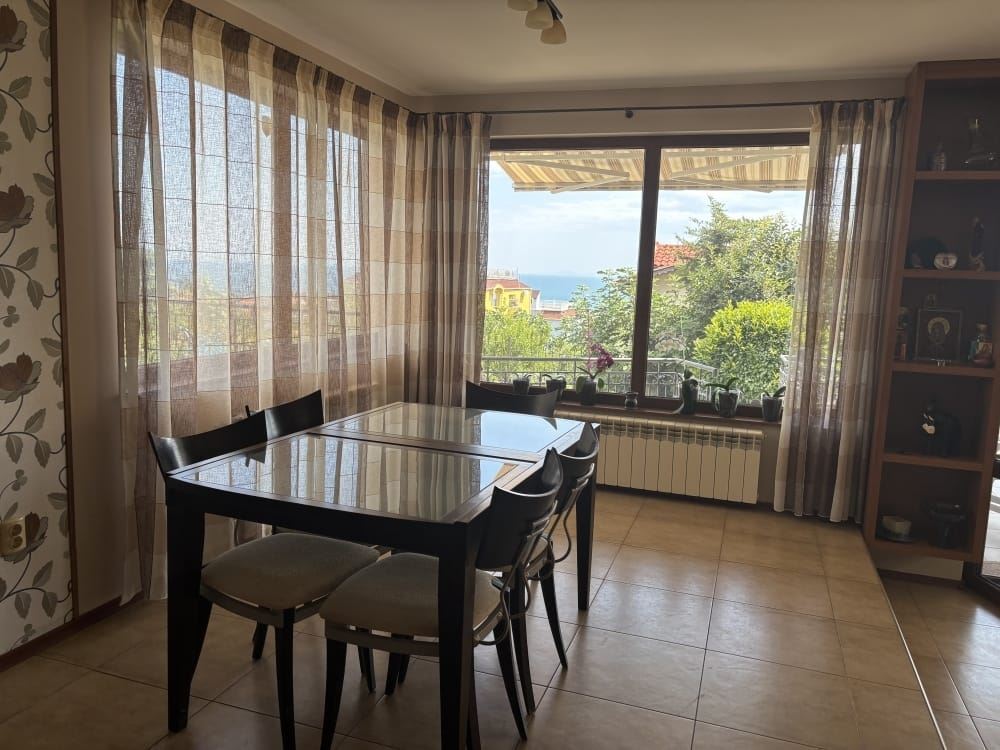 Samostatně stojící dům s panoramatickým výhledem na moře a vlastním pozemkem ve Sveti Vlas