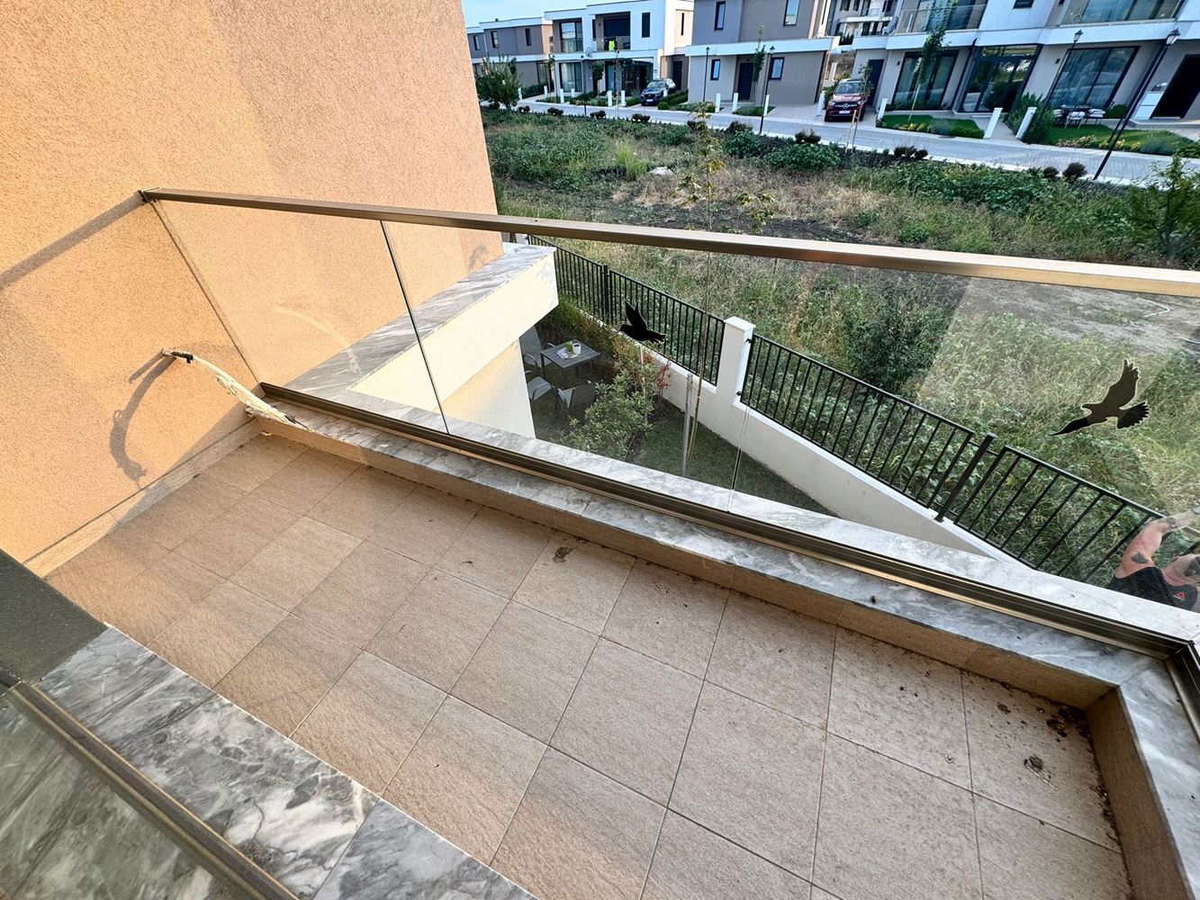 Moderní dvoupatrový dům se zahradou v luxusním komplexu mezi Pomorie a Sarafovo – styl, prostor a příroda