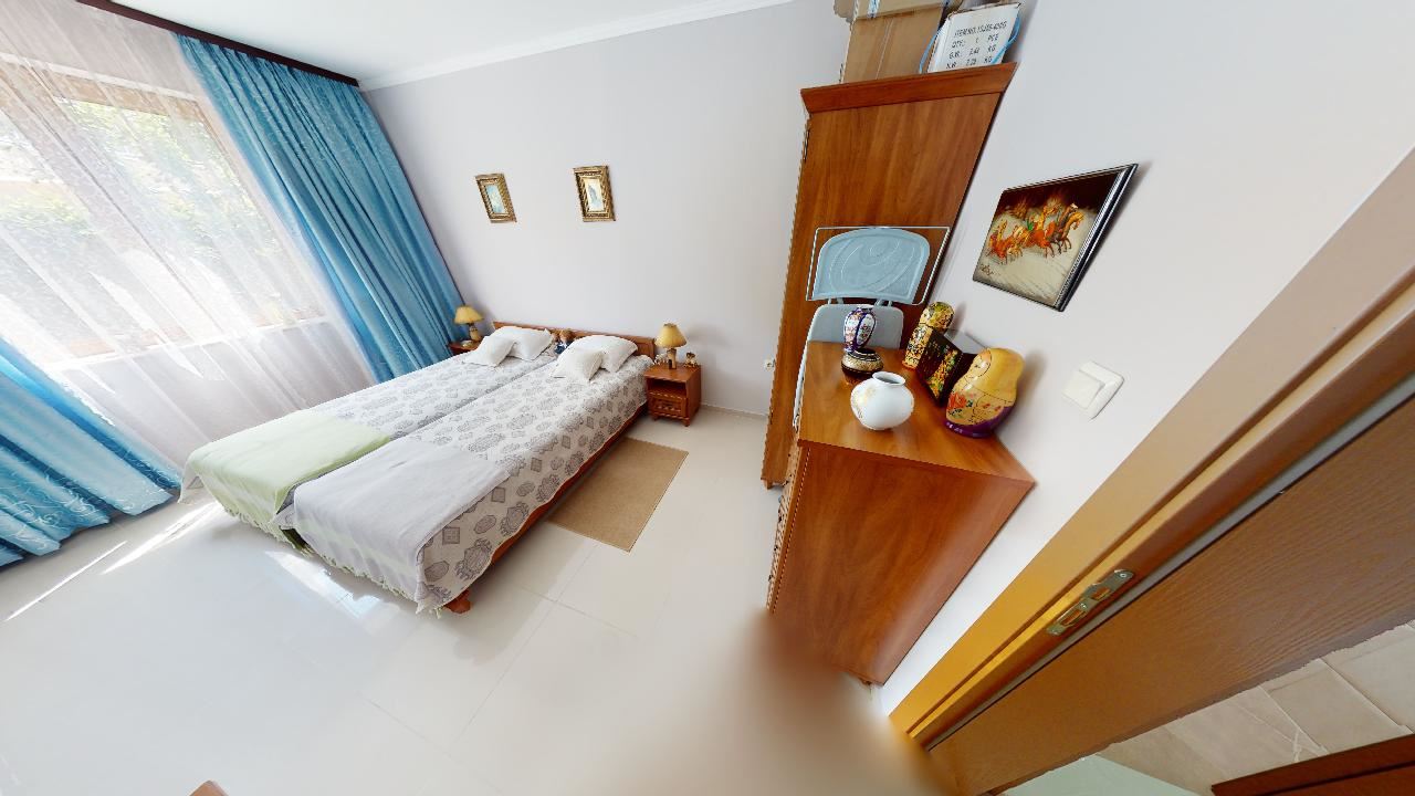 Třípatrový dům s bazénem a panoramatickým výhledem – jen 3 km od Sunny Beach