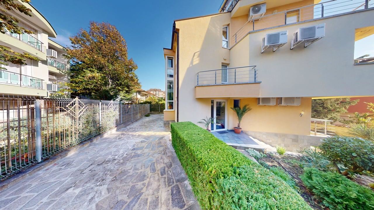 Panoramatický čtyřpatrový dům se 8 ložnicemi a výhledem na moře v letovisku Slunečný břeh – bez poplatku za údržbu