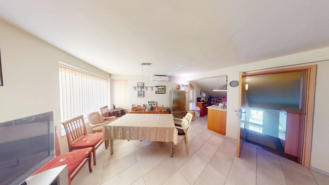 Panoramatický čtyřpatrový dům se 8 ložnicemi a výhledem na moře v letovisku Slunečný břeh – bez poplatku za údržbu