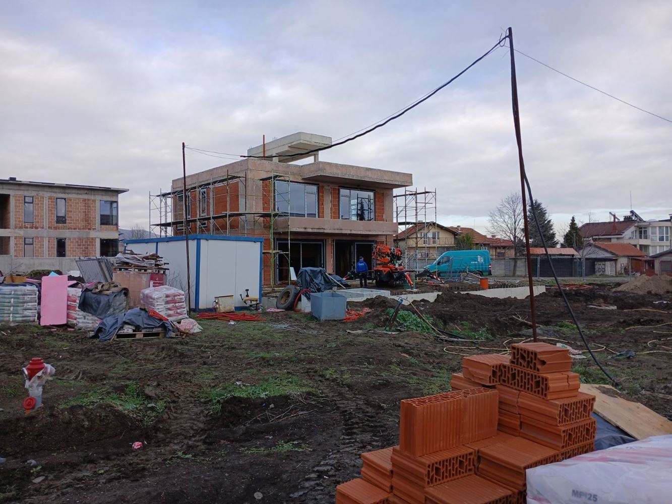 Moderní dům s pěti pokoji a pozemkem 400 m², třemi ložnicemi a bez poplatku za údržbu ve Vetrenu v Burgasu