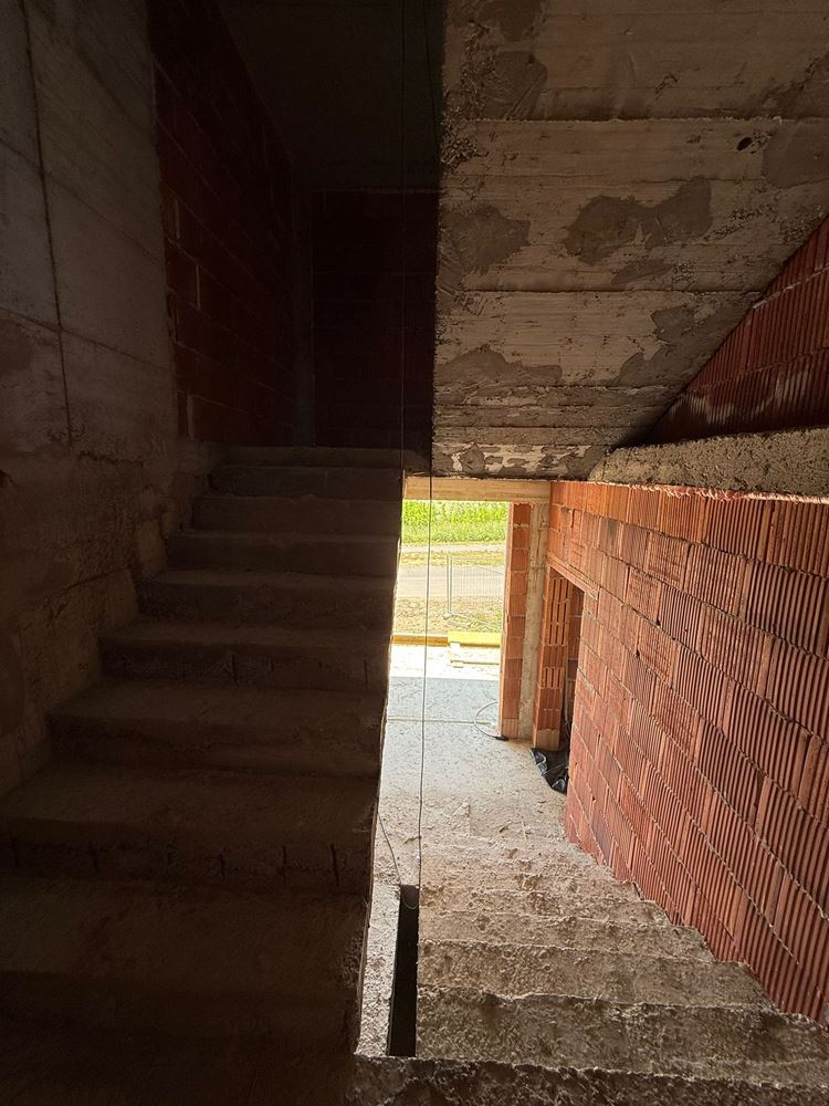 Luxusní prostorný dům s panoramatickými terasami a vlastní zahradou v moderním komplexu u moře