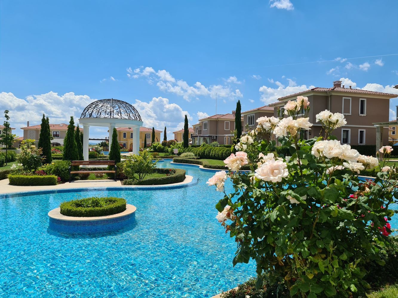 Luxusní dům se dvěma parkovacími místy v novém uzavřeném komplexu v Pomorie – vynikající investice do vysněného domova