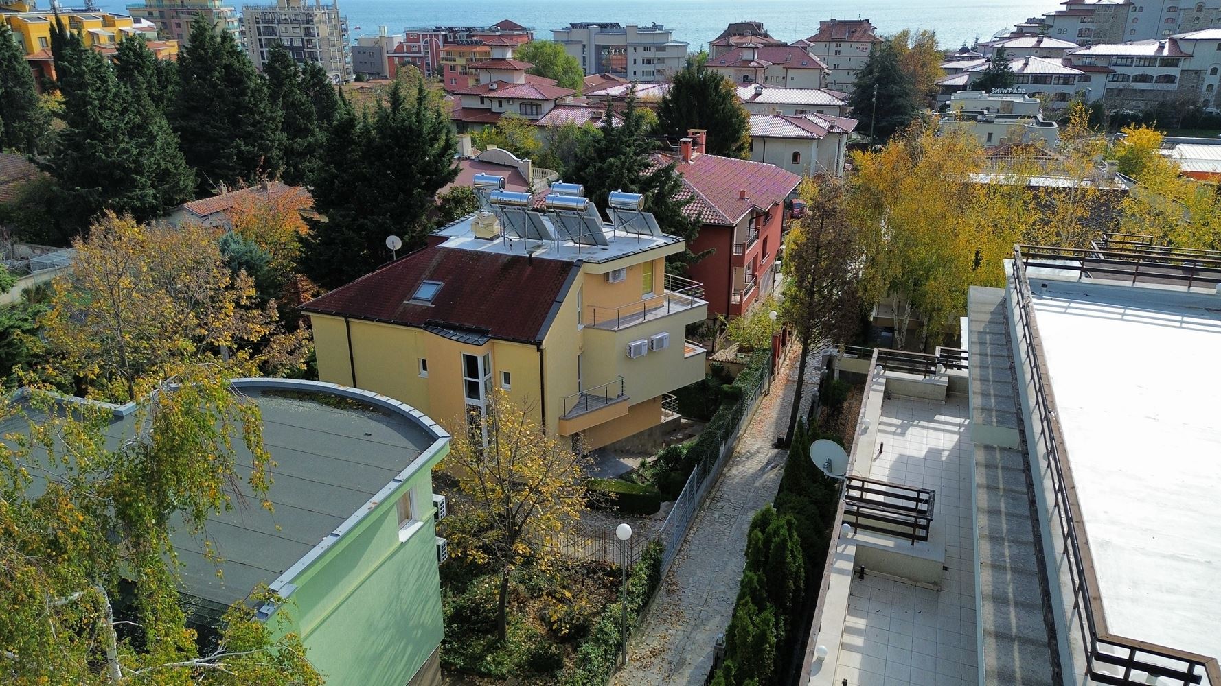 Panoramatický čtyřpatrový dům se 8 ložnicemi a výhledem na moře v letovisku Slunečný břeh – bez poplatku za údržbu