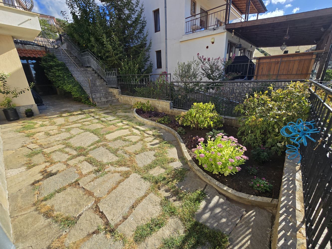 Samostatně stojící dům s panoramatickým výhledem na moře a vlastním pozemkem ve Sveti Vlas