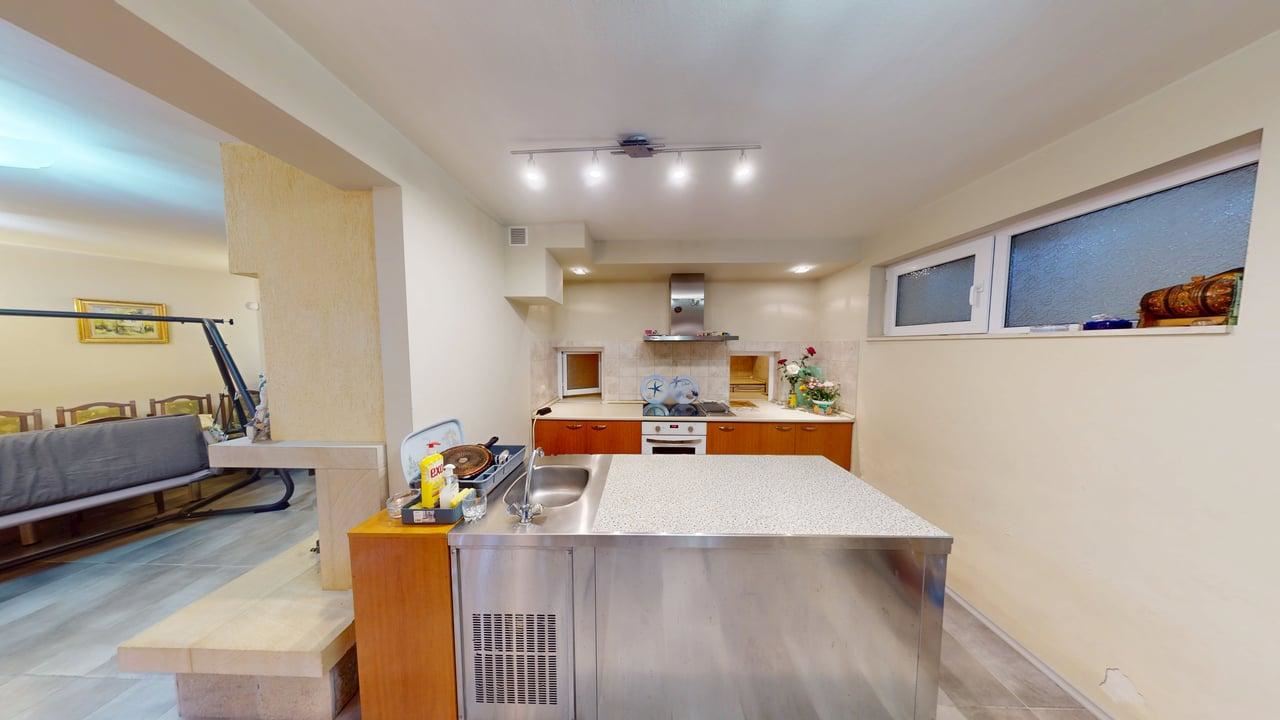 Panoramatický čtyřpatrový dům se 8 ložnicemi a výhledem na moře v letovisku Slunečný břeh – bez poplatku za údržbu