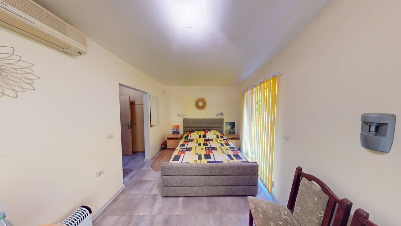 Panoramatický čtyřpatrový dům se 8 ložnicemi a výhledem na moře v letovisku Slunečný břeh – bez poplatku za údržbu