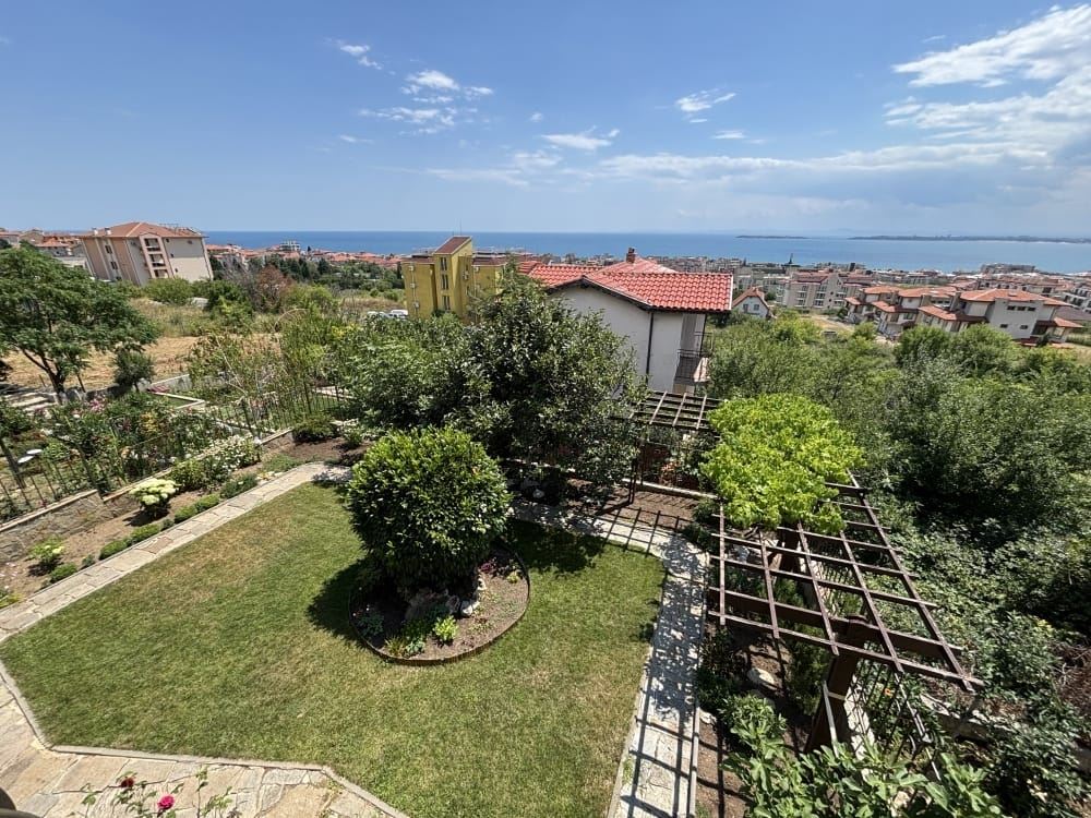 Samostatně stojící dům s panoramatickým výhledem na moře a vlastním pozemkem ve Sveti Vlas