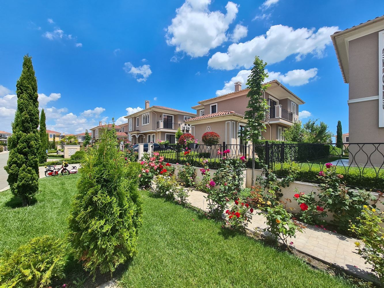 Luxusní dům se dvěma parkovacími místy v novém uzavřeném komplexu v Pomorie – vynikající investice do vysněného domova