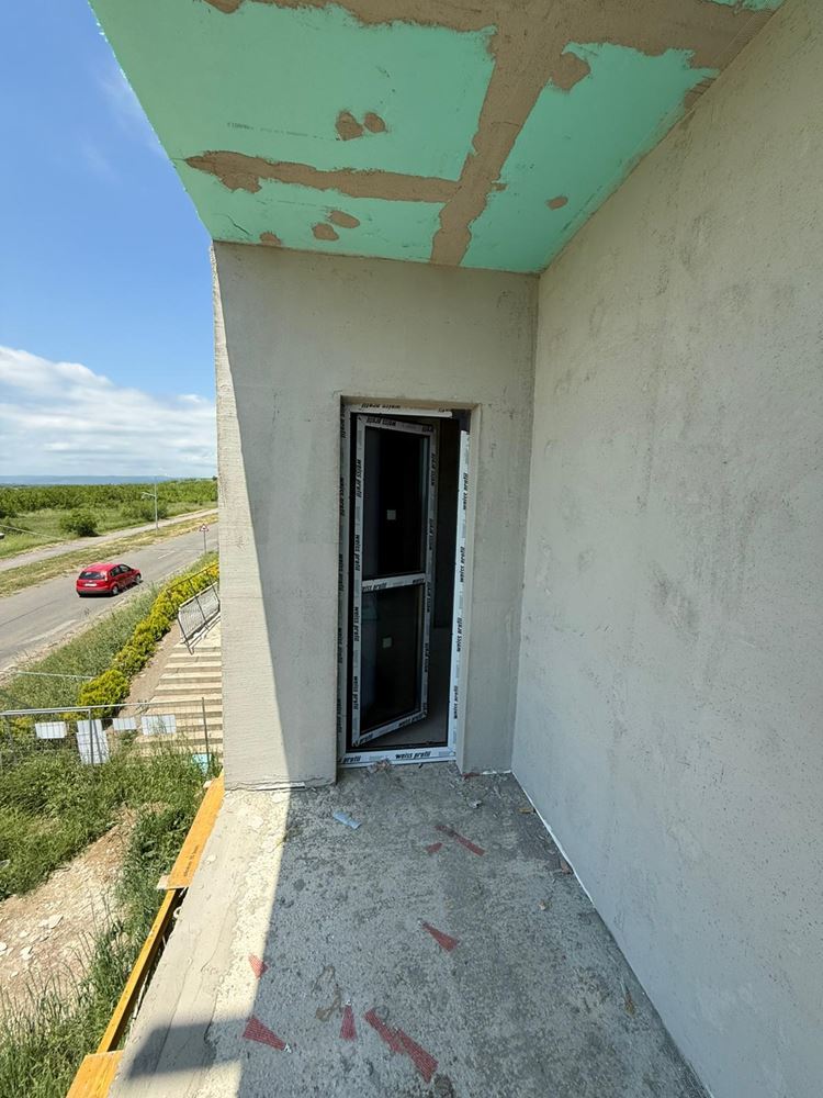 Luxusní prostorný dům s panoramatickými terasami a vlastní zahradou v moderním komplexu u moře