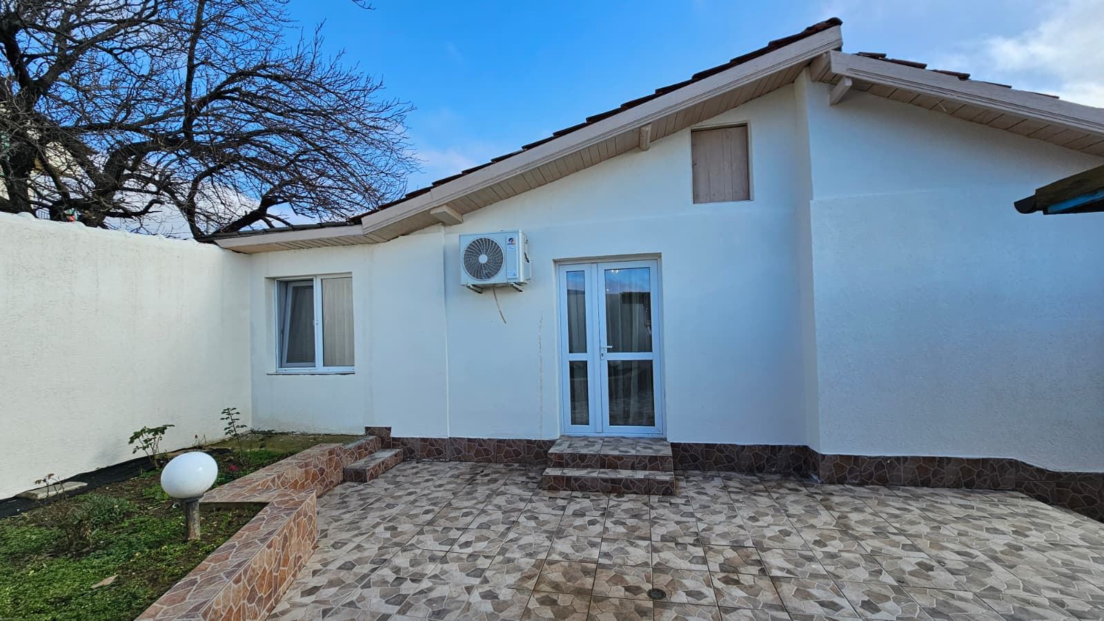 Výjimečný přízemní dům s prostornou zahradou v klidné vesnici Kosharitsa