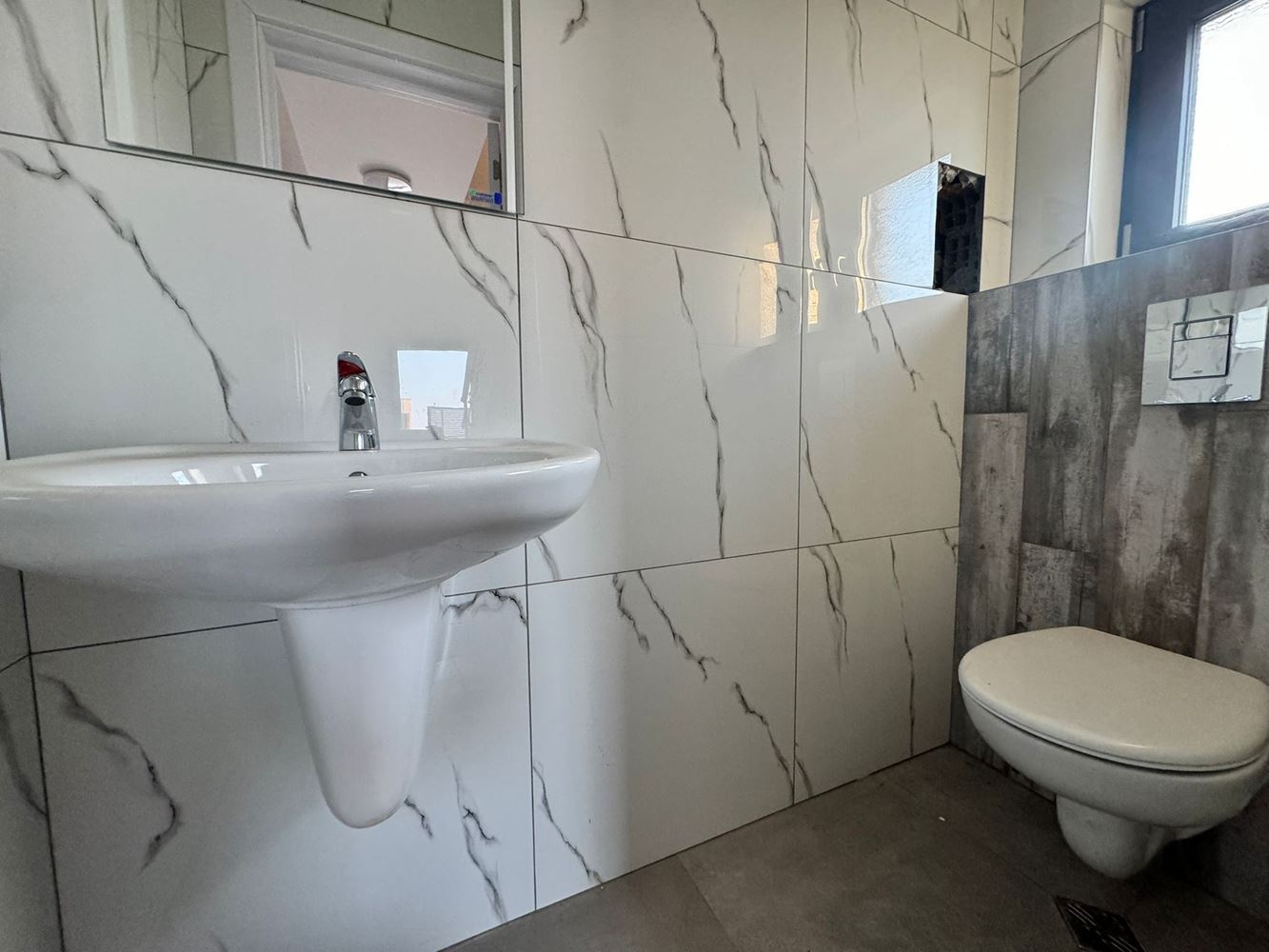 Moderní dvoupatrový dům se zahradou v luxusním komplexu mezi Pomorie a Sarafovo – styl, prostor a příroda