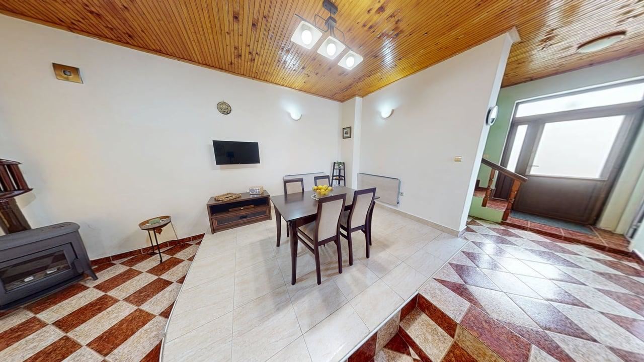 Dvoupodlažní dům ve vesnici Poroj – klid, prostor a pohodlí u moře