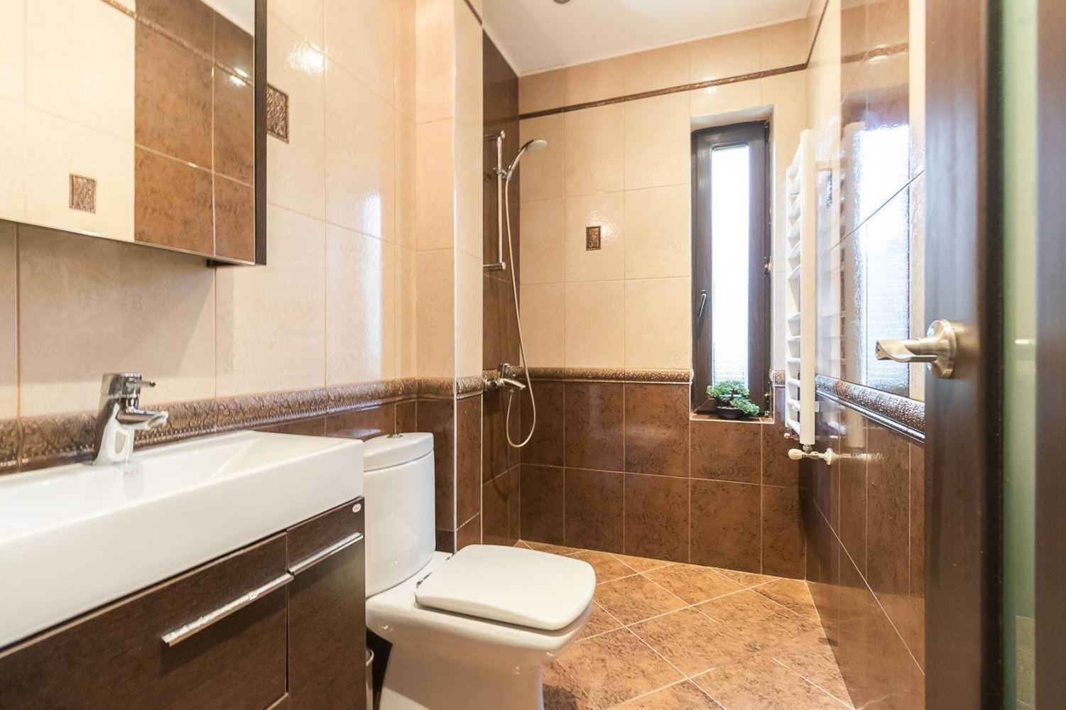 Luxusní dům s bazénem, prostornou zahradou a působivým vybavením ve Varně