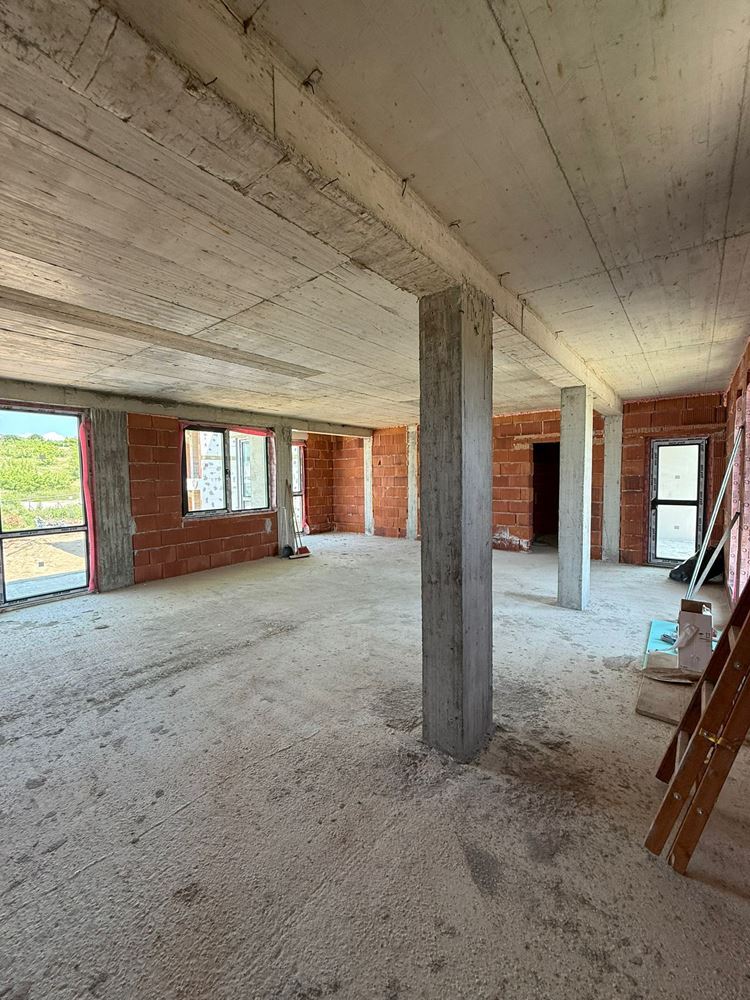Luxusní prostorný dům s panoramatickými terasami a vlastní zahradou v moderním komplexu u moře