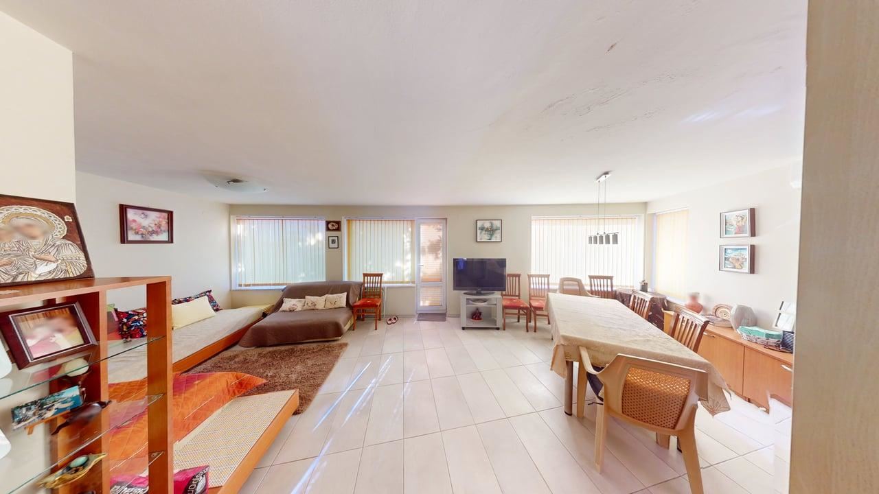 Panoramatický čtyřpatrový dům se 8 ložnicemi a výhledem na moře v letovisku Slunečný břeh – bez poplatku za údržbu