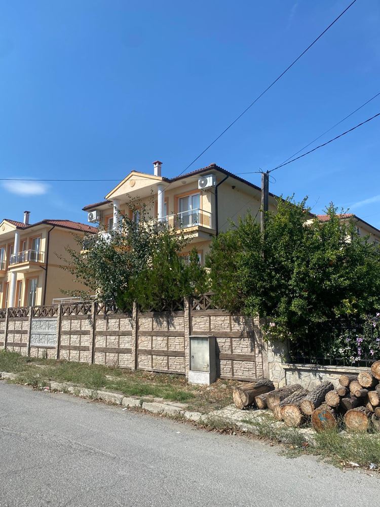 Samostatný dvoupodlažní dům v Kableshkovo – kompletně zařízený, připravený k bydlení
