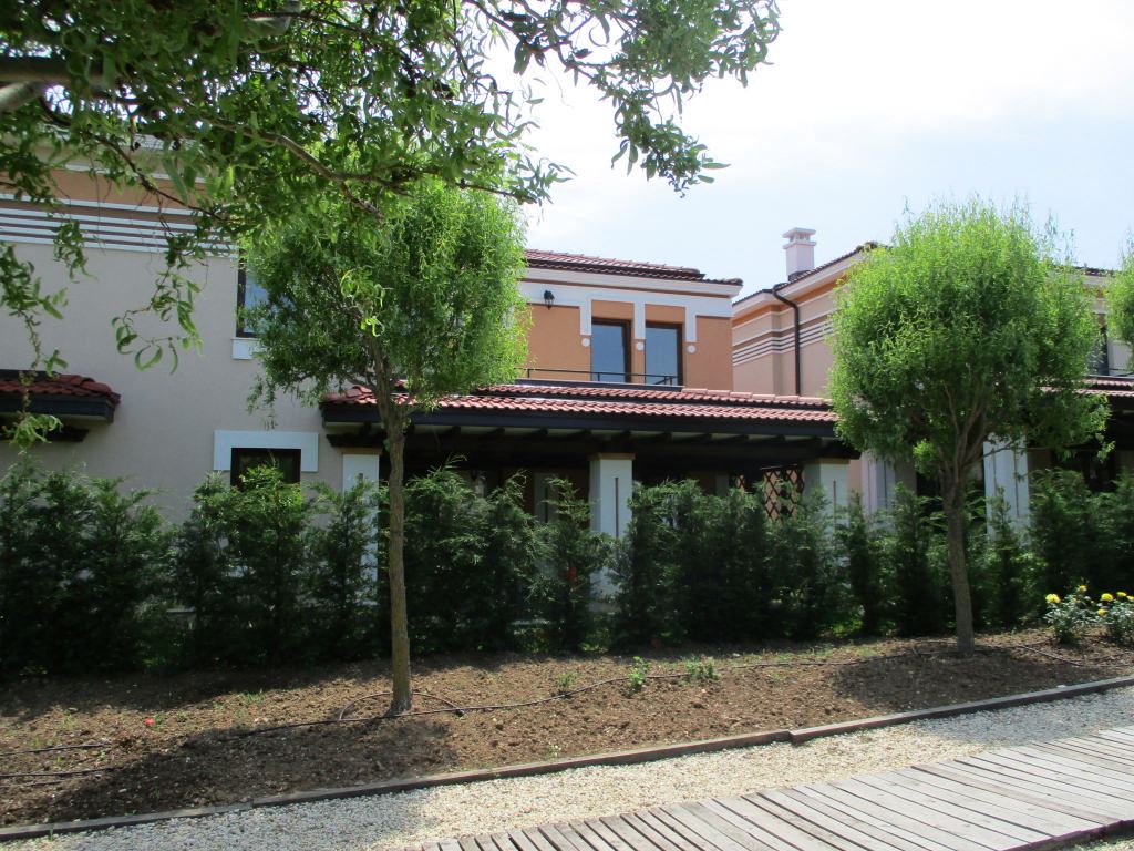 Dvoupodlažní řadový dům v komplexu „Green Life“, Sozopol – stylový život jen pár kroků od pláže