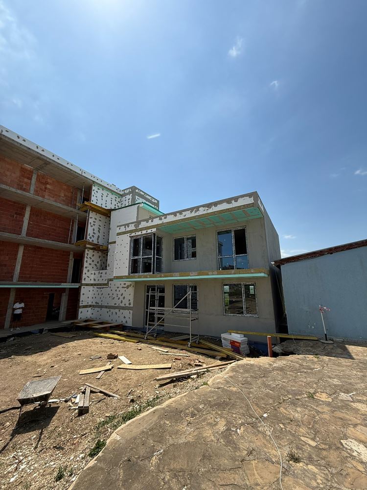 Luxusní prostorný dům s panoramatickými terasami a vlastní zahradou v moderním komplexu u moře