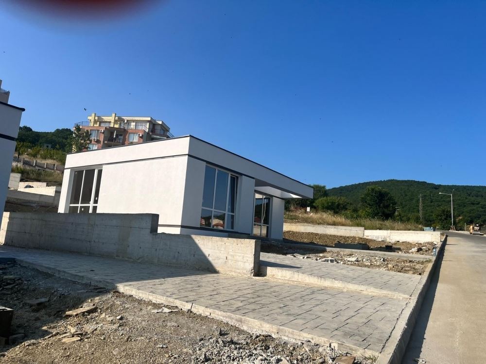 Hotový jednopodlažní dům s prostorným pozemkem a panoramatickým výhledem na moře ve Sveti Vlas – bez poplatku za údržbu
