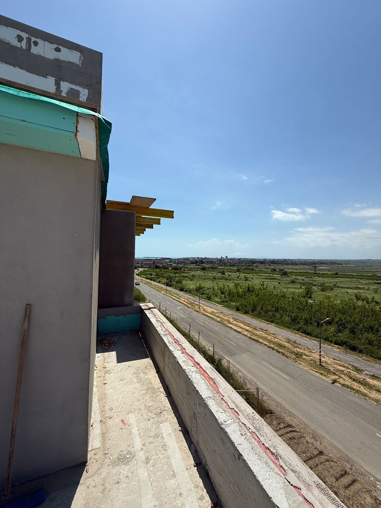 Luxusní prostorný dům s panoramatickými terasami a vlastní zahradou v moderním komplexu u moře