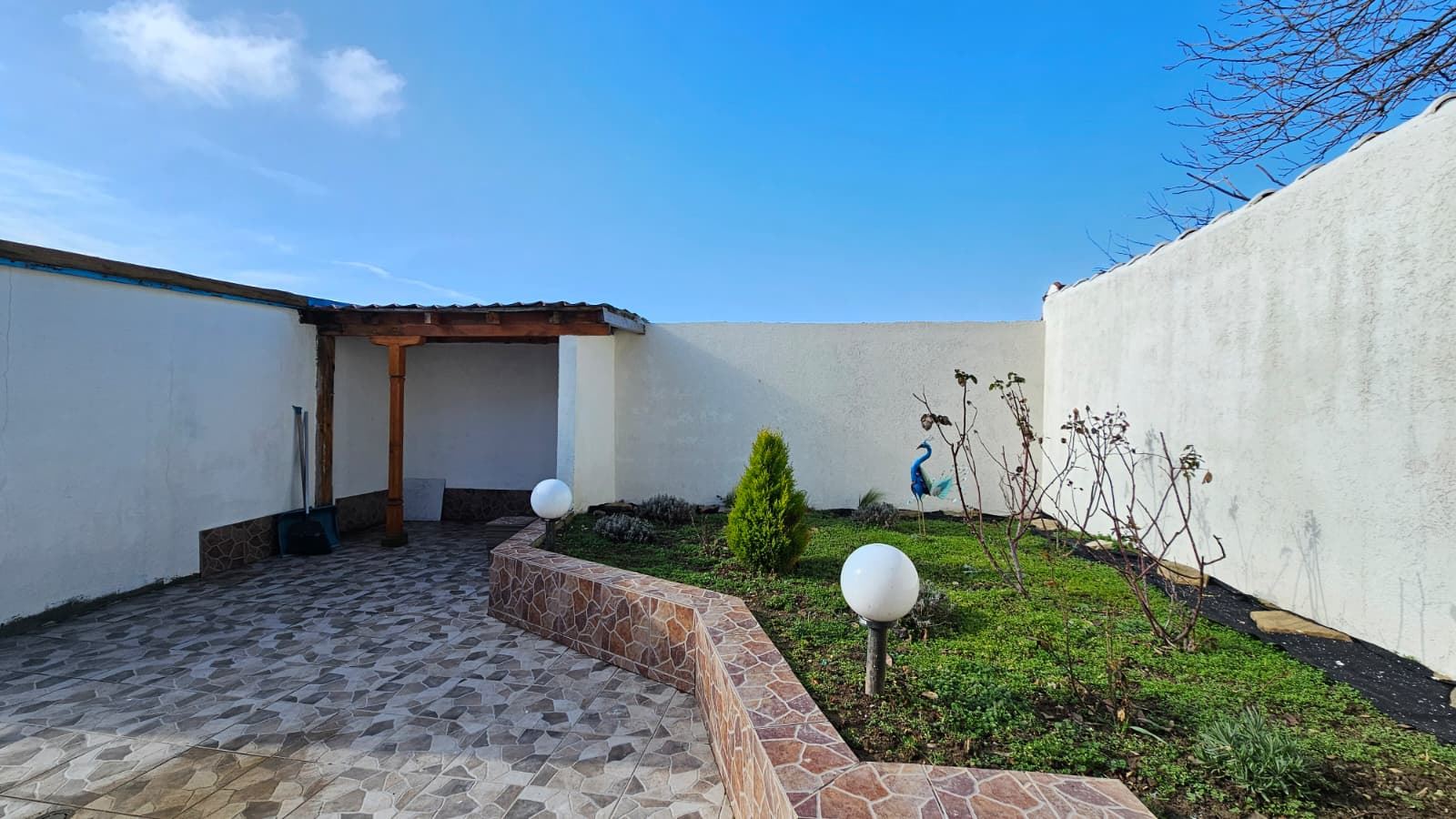 Výjimečný přízemní dům s prostornou zahradou v klidné vesnici Kosharitsa