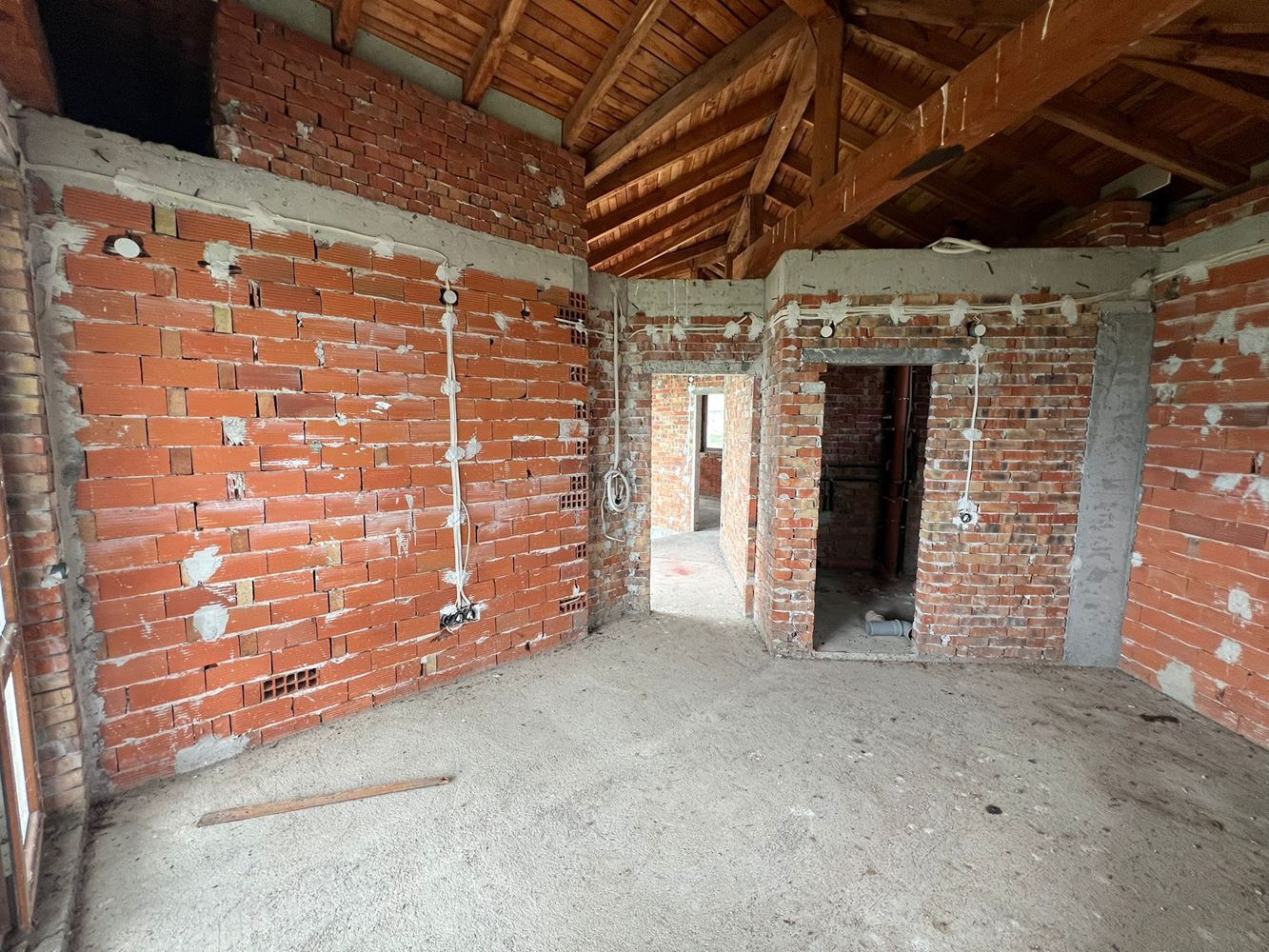 Samostatný dvoupodlažní dům se zahradou a bazénem v hlídaném komplexu v Aheloy