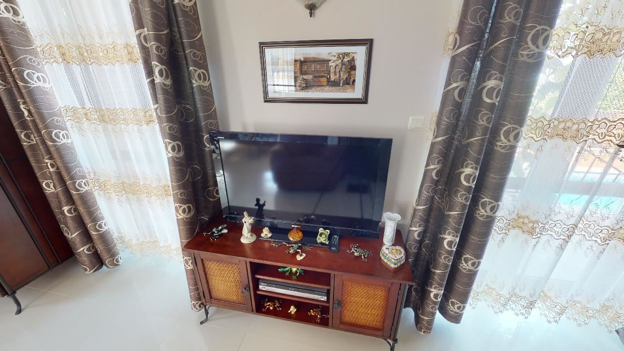 Třípatrový dům s bazénem a panoramatickým výhledem – jen 3 km od Sunny Beach