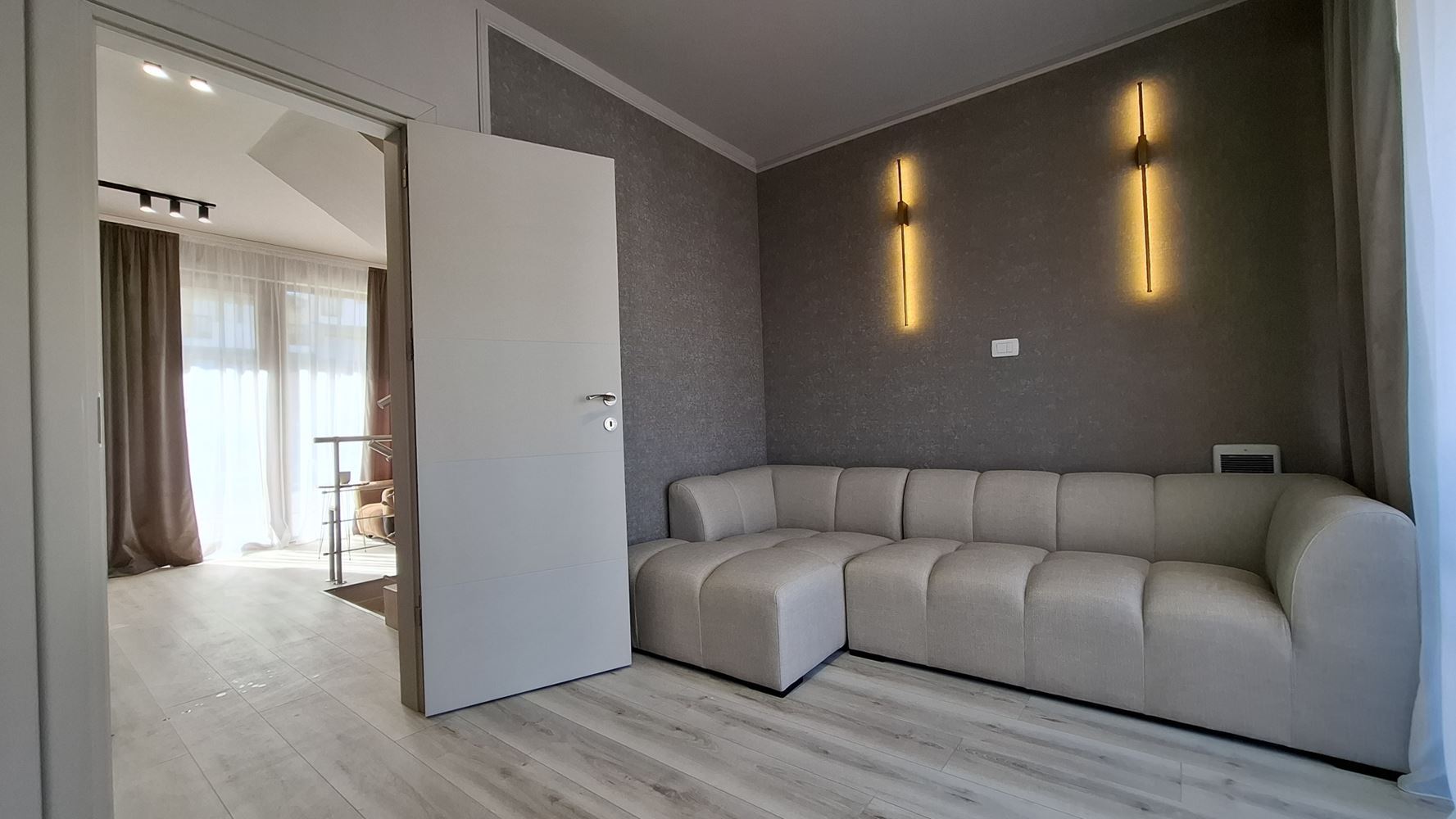 Luxusní třípodlažní townhouse 50 metrů od pláže – zcela nový domov s moderním interiérem a maximálním komfortem