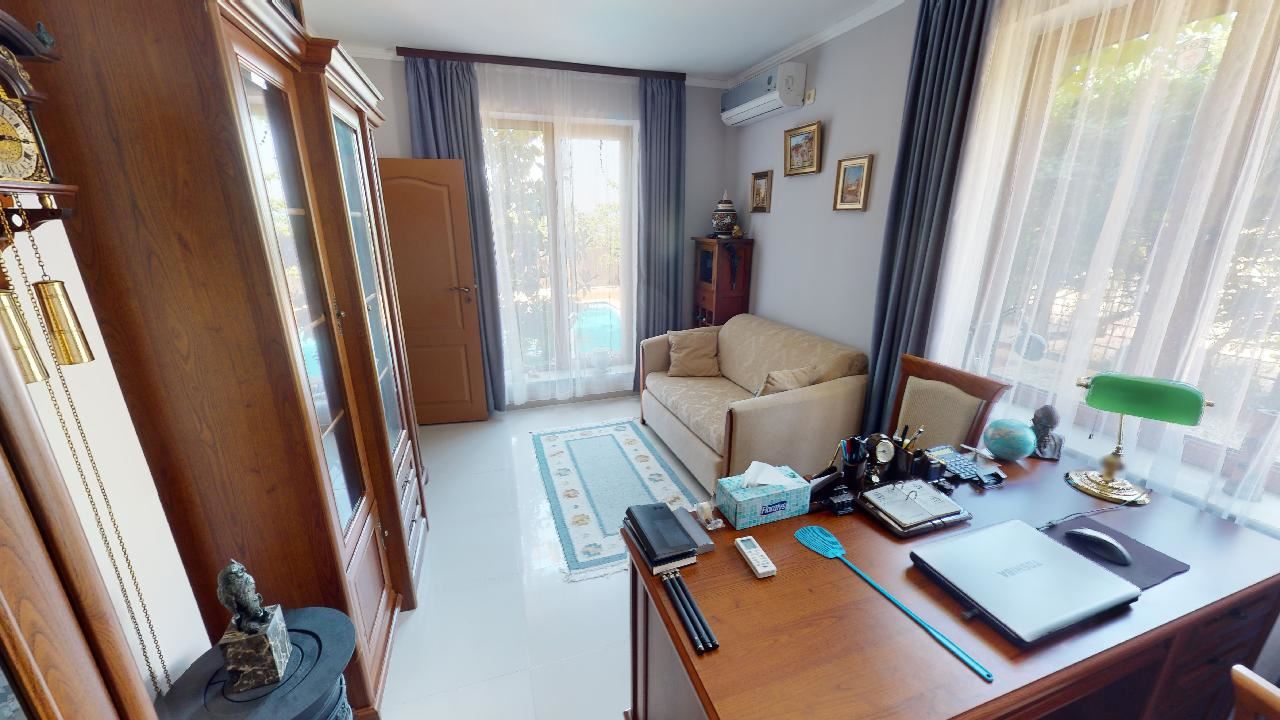 Třípatrový dům s bazénem a panoramatickým výhledem – jen 3 km od Sunny Beach