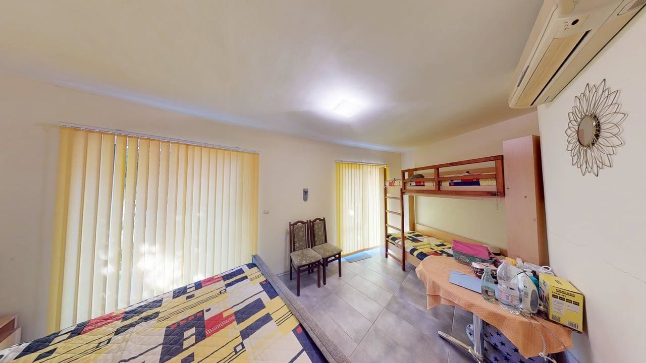 Panoramatický čtyřpatrový dům se 8 ložnicemi a výhledem na moře v letovisku Slunečný břeh – bez poplatku za údržbu