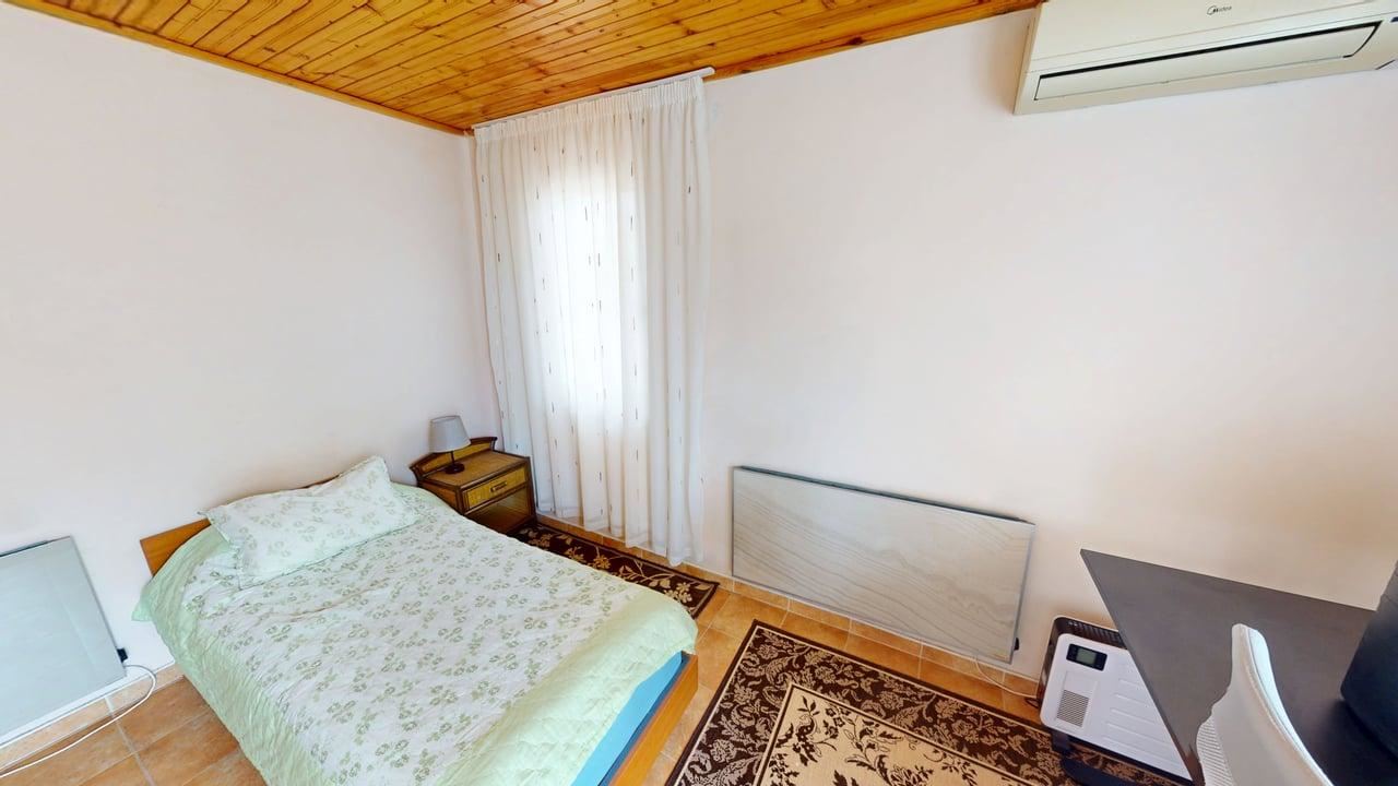 Dvoupodlažní dům ve vesnici Poroj – klid, prostor a pohodlí u moře