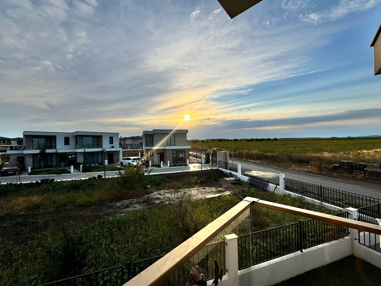 Moderní dvoupatrový dům se zahradou v luxusním komplexu mezi Pomorie a Sarafovo – styl, prostor a příroda