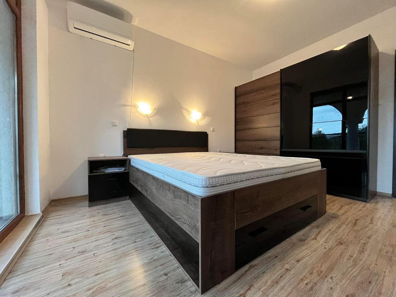 Dvoupodlažní samostatný dům v obci Goritsa – plně zrekonstruovaný domov se zahradou a krásnou verandou