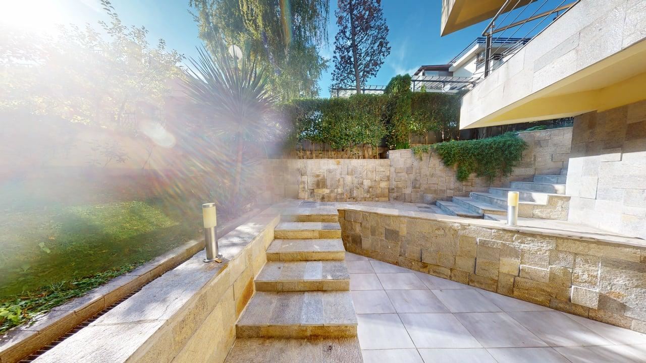 Panoramatický čtyřpatrový dům se 8 ložnicemi a výhledem na moře v letovisku Slunečný břeh – bez poplatku za údržbu