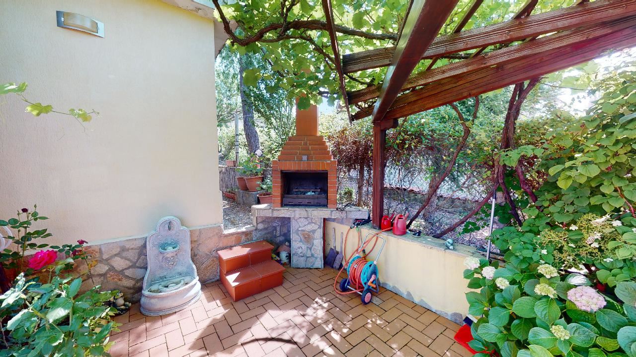 Třípatrový dům s bazénem a panoramatickým výhledem – jen 3 km od Sunny Beach