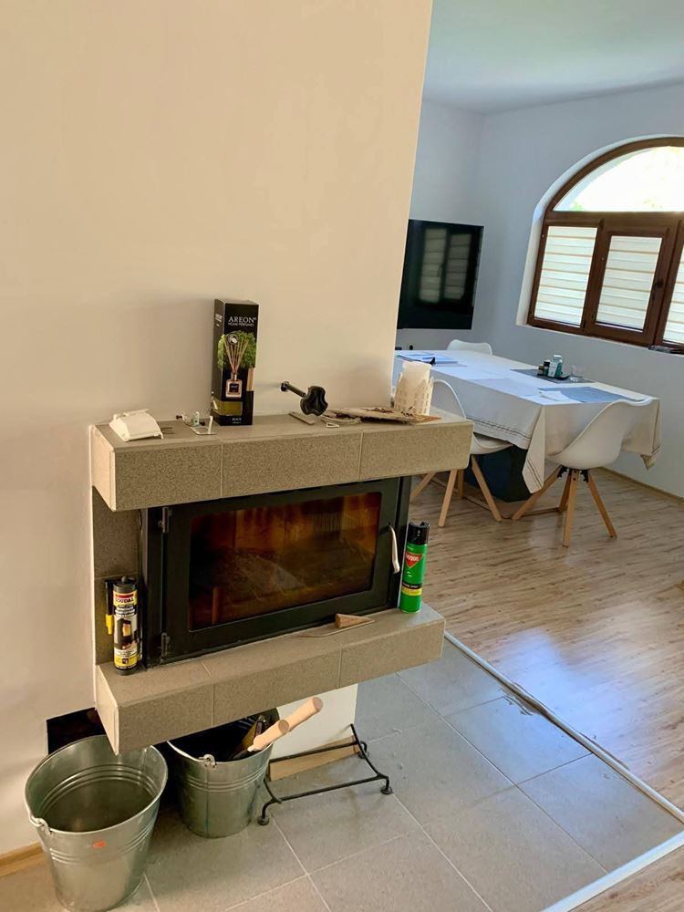 Dvoupodlažní samostatný dům v obci Goritsa – plně zrekonstruovaný domov se zahradou a krásnou verandou