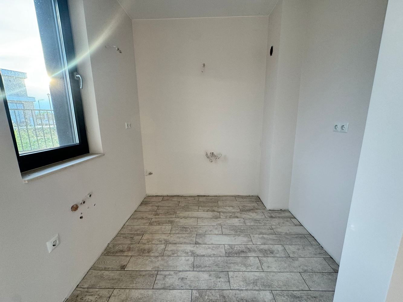 Moderní dvoupatrový dům se zahradou v luxusním komplexu mezi Pomorie a Sarafovo – styl, prostor a příroda