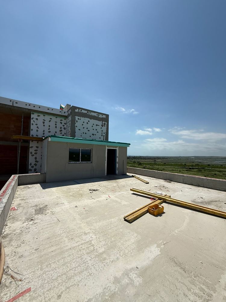 Luxusní prostorný dům s panoramatickými terasami a vlastní zahradou v moderním komplexu u moře