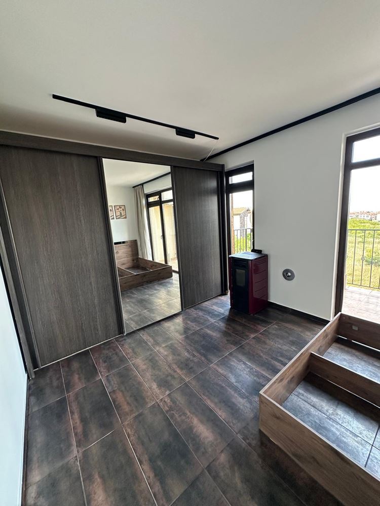 Luxusní dvoupodlažní dům s panoramatickým výhledem na moře nad Slunečným pobřežím – prostor, klid a život u moře