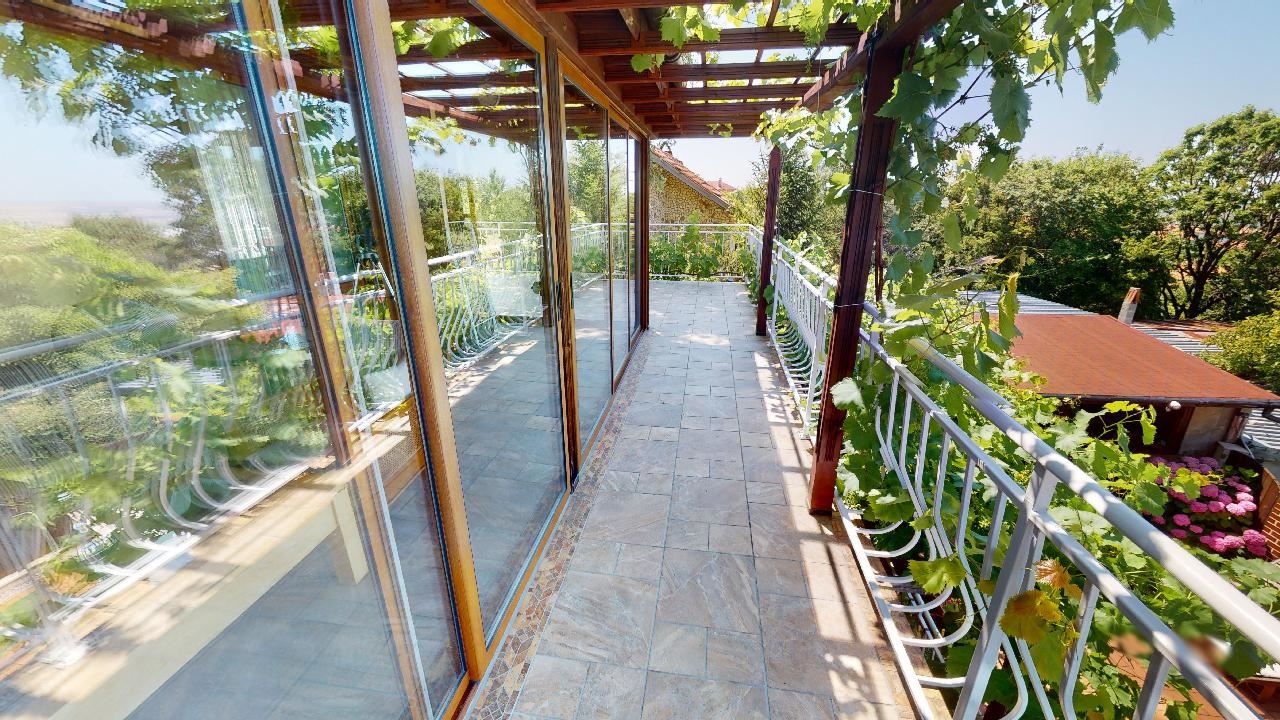 Třípatrový dům s bazénem a panoramatickým výhledem – jen 3 km od Sunny Beach